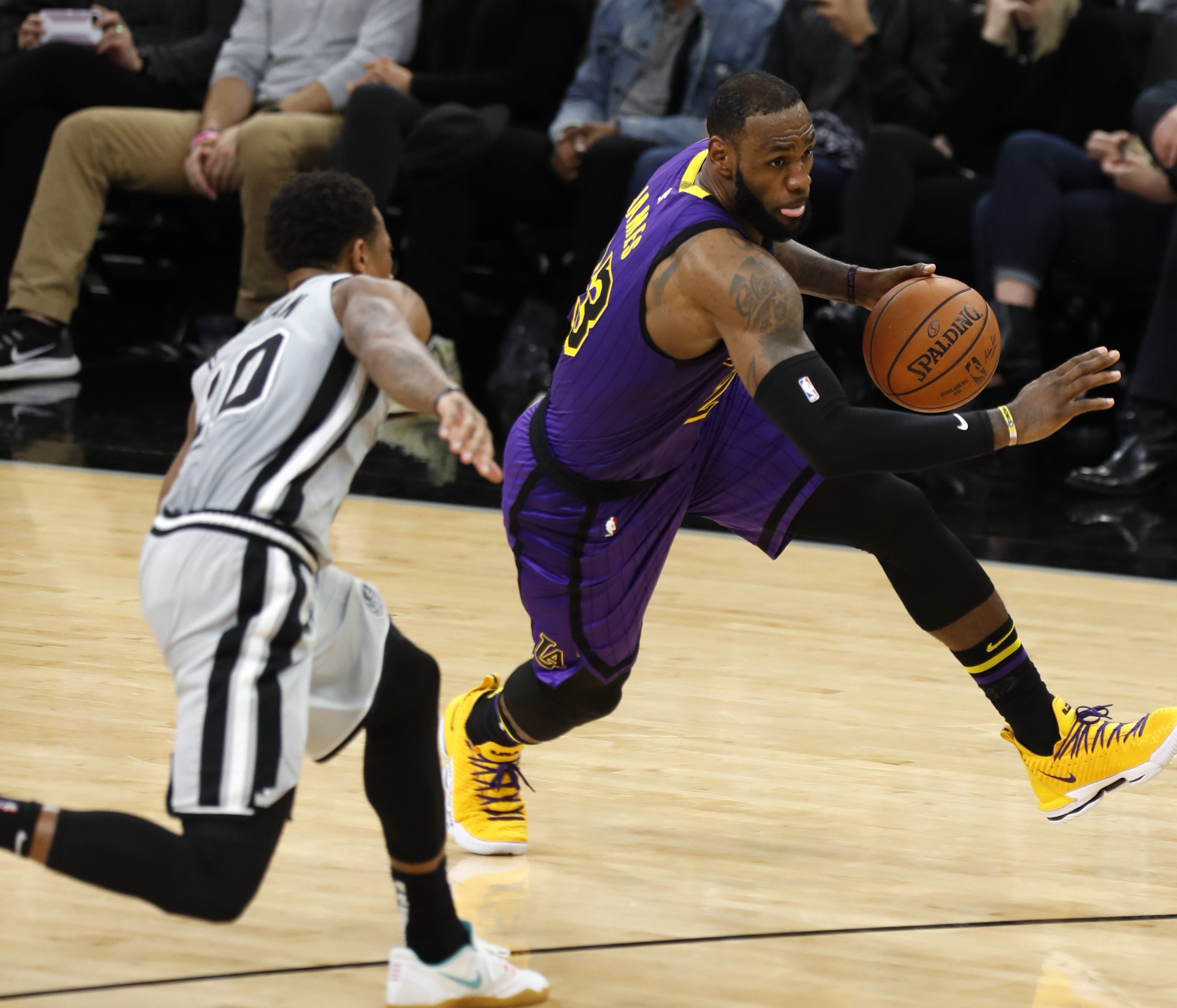 免费直播NBA的比赛_(免费直播nba比赛app)