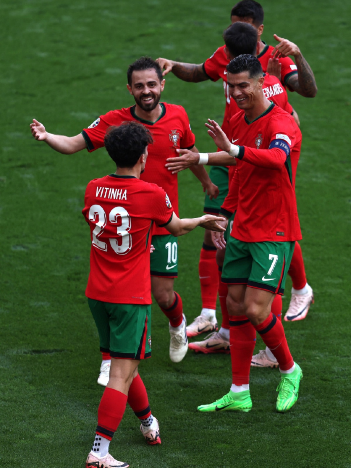 英媒晒巴黎阵中葡萄牙球员合照有望达成单赛季7冠的简单介绍