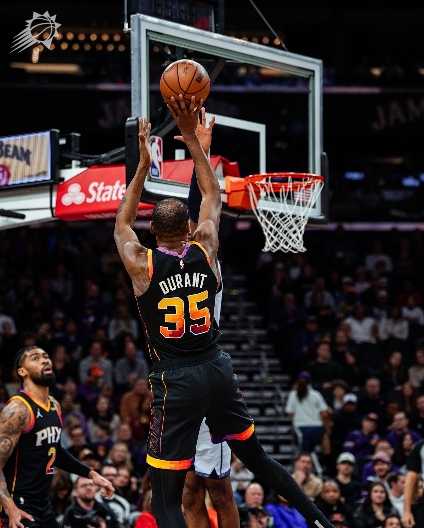 NBA常规赛老鹰客场124-122逆转太阳特雷-杨缺阵布克空砍27分的简单介绍