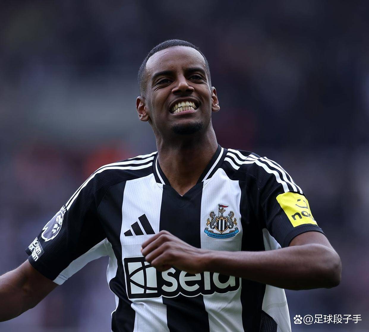 包含伊萨克经纪人暗讽纽卡斯尔转会过程艰难受阻的词条