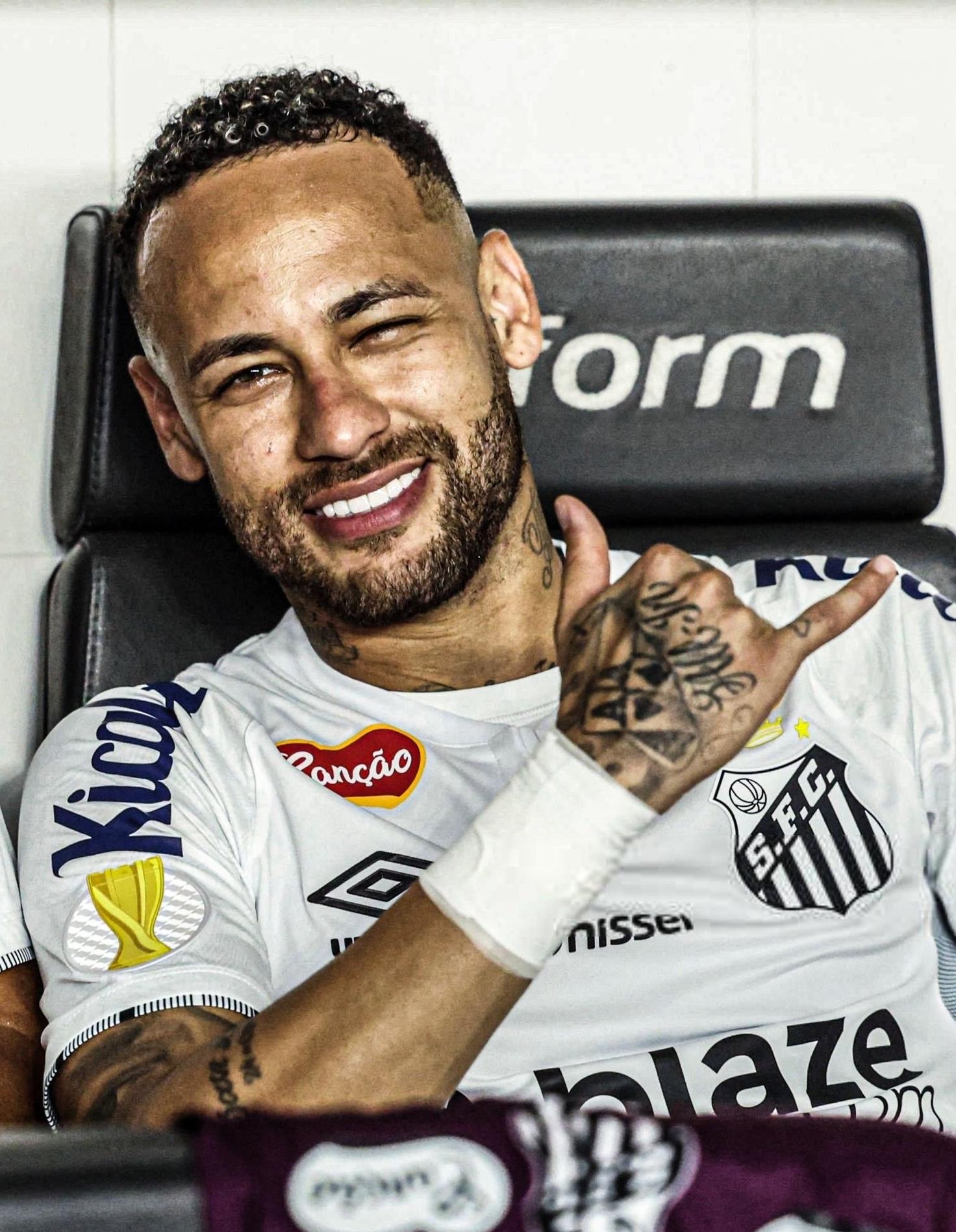 包含内马尔不满被换下的决定与桑托斯的合同赛季末到期的词条