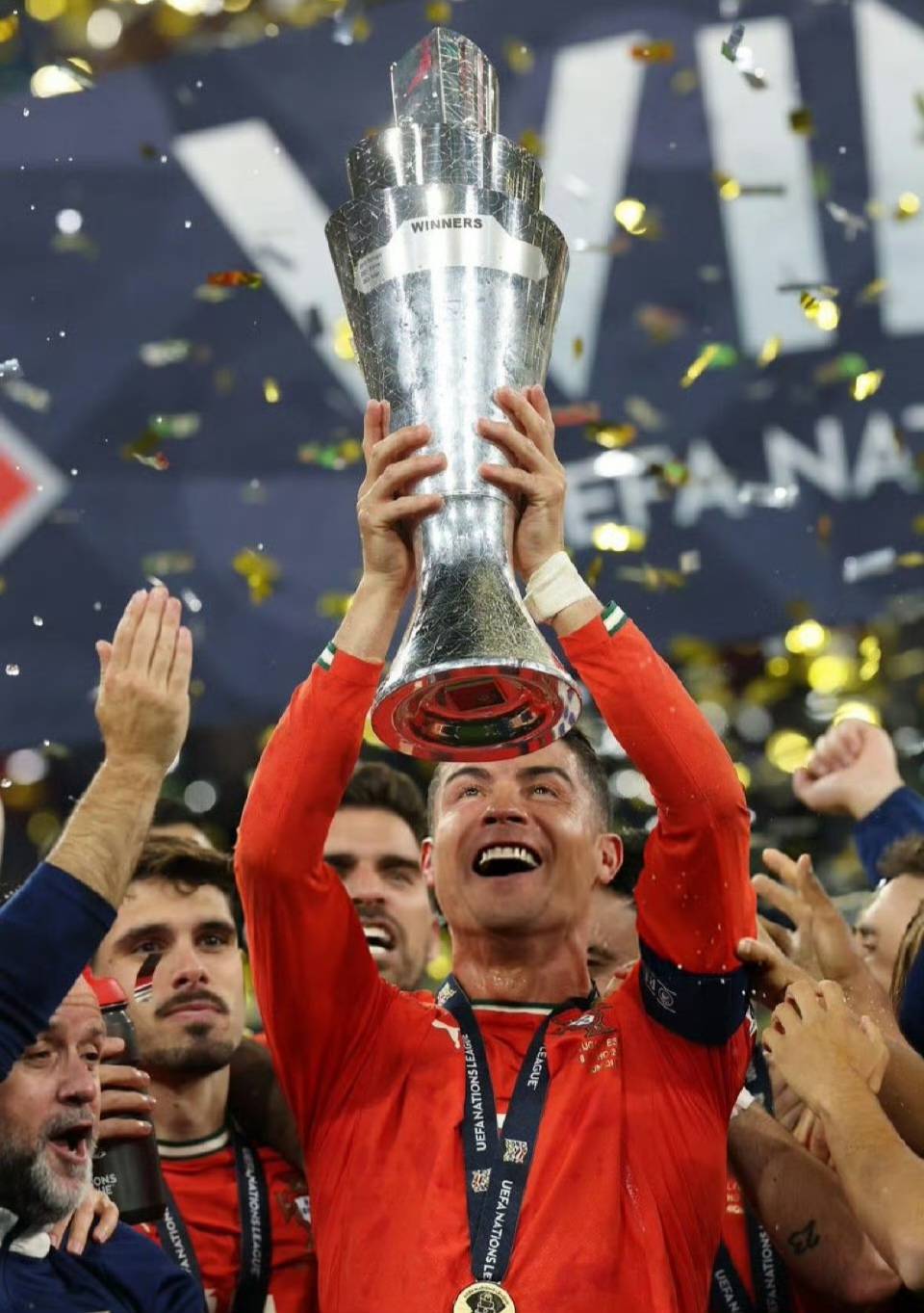 包含葡萄牙再夺欧国联冠军C罗破门+伤退点球击败西班牙的词条