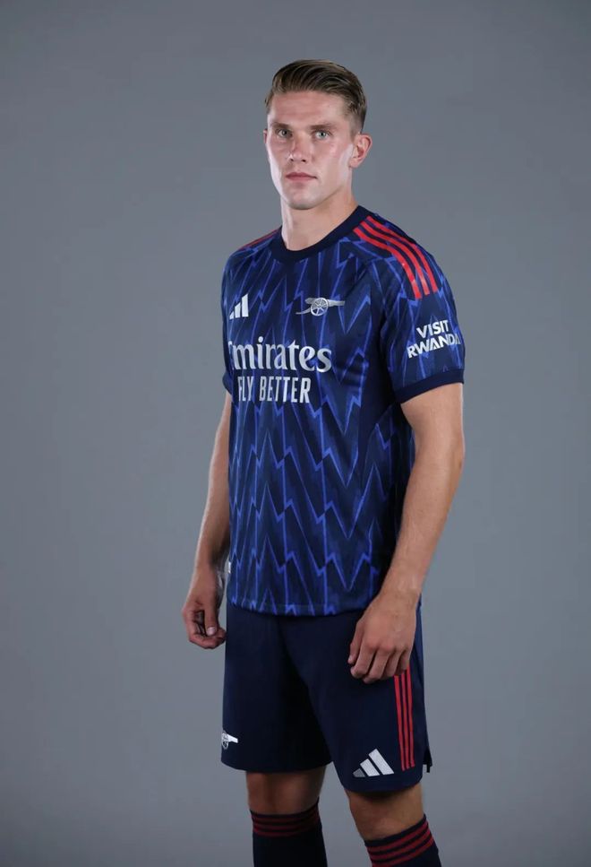 包含官方:阿森纳签下哲凯赖什身穿14号球衣的词条 包含官方:阿森纳签下哲凯赖什身穿14号球衣的词条