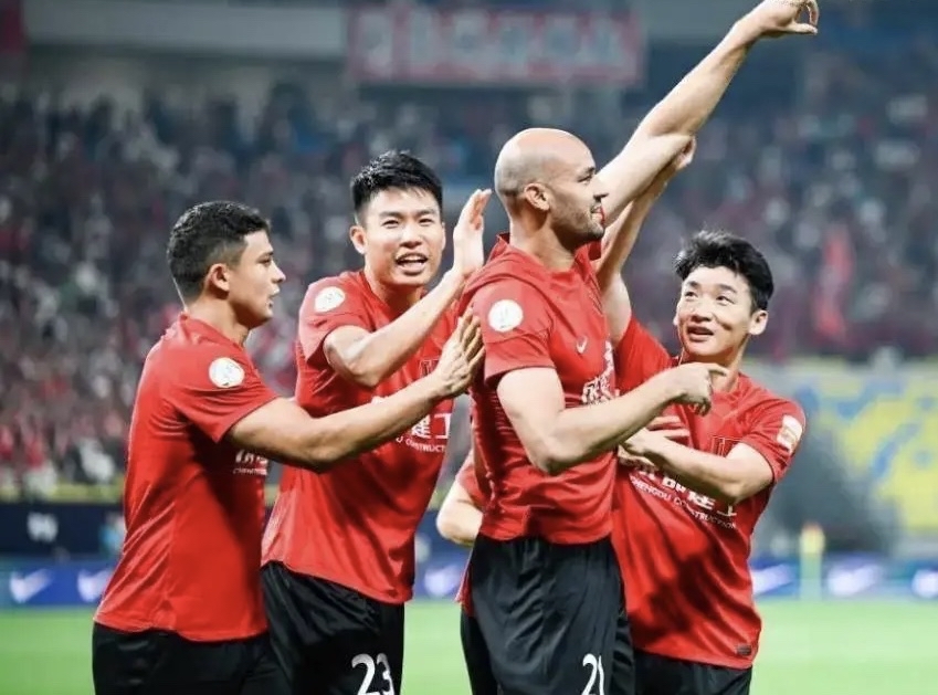 关于争冠球队集体刹车中超大戏走向何方上海海港继续领跑的信息