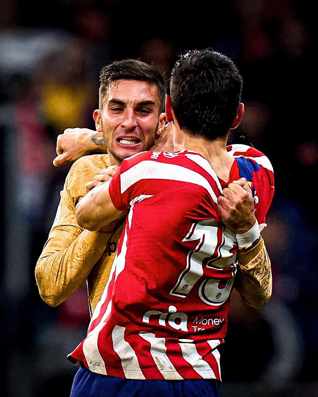 关于利雅得胜利有意费兰托雷斯巴塞罗那愿意出售球员的信息