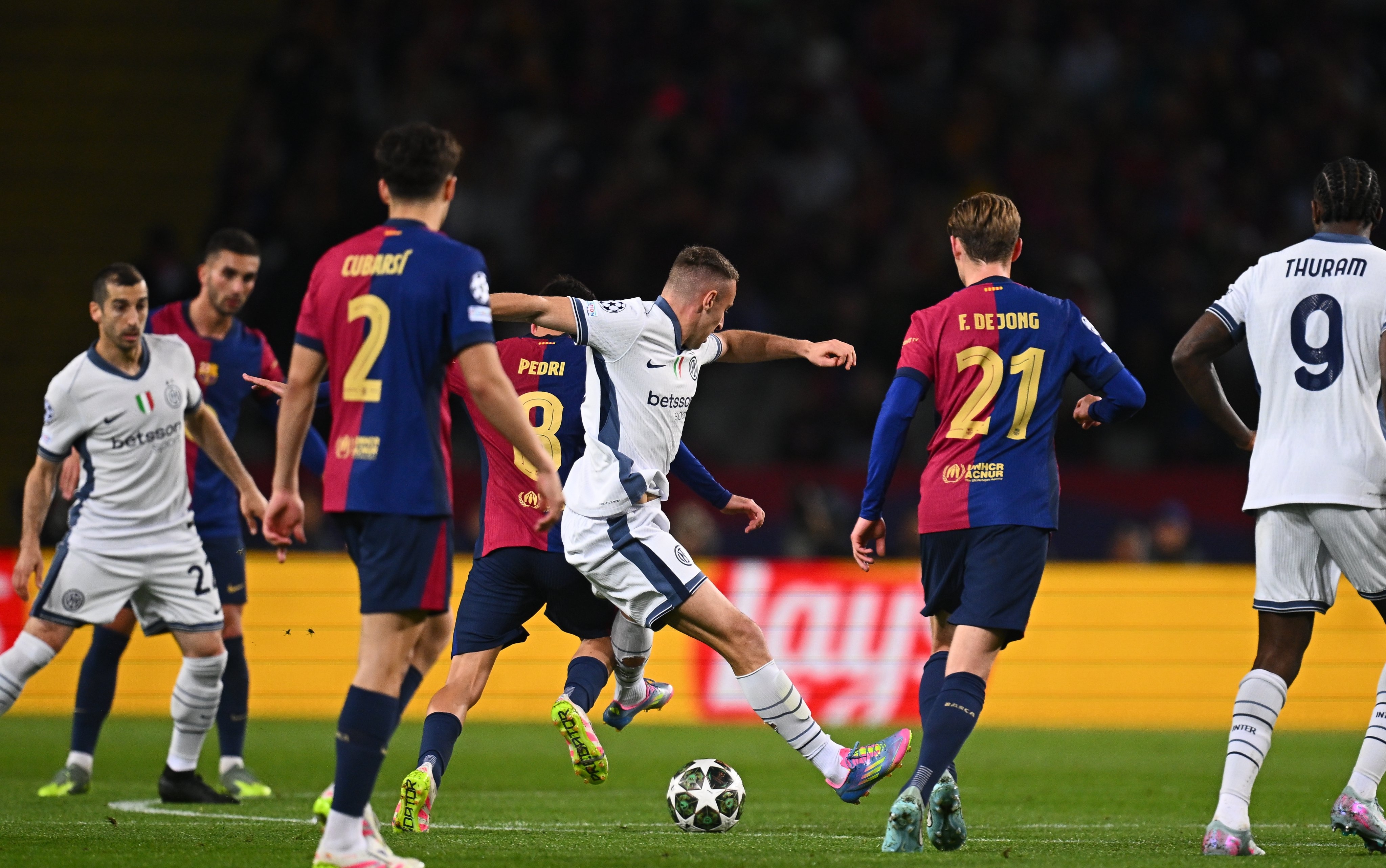 关于林加德和亚马尔赛后交换球衣巴萨与首尔FC进行热身赛的信息 关于林加德和亚马尔赛后交换球衣巴萨与首尔FC进行热身赛的信息