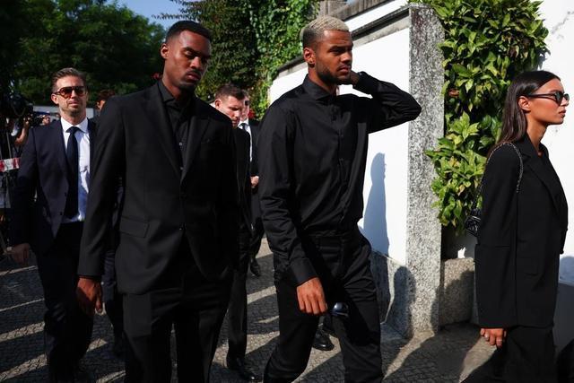 关于狼队球迷莫利纽球场悼念若塔若塔曾为狼队效力三年的信息