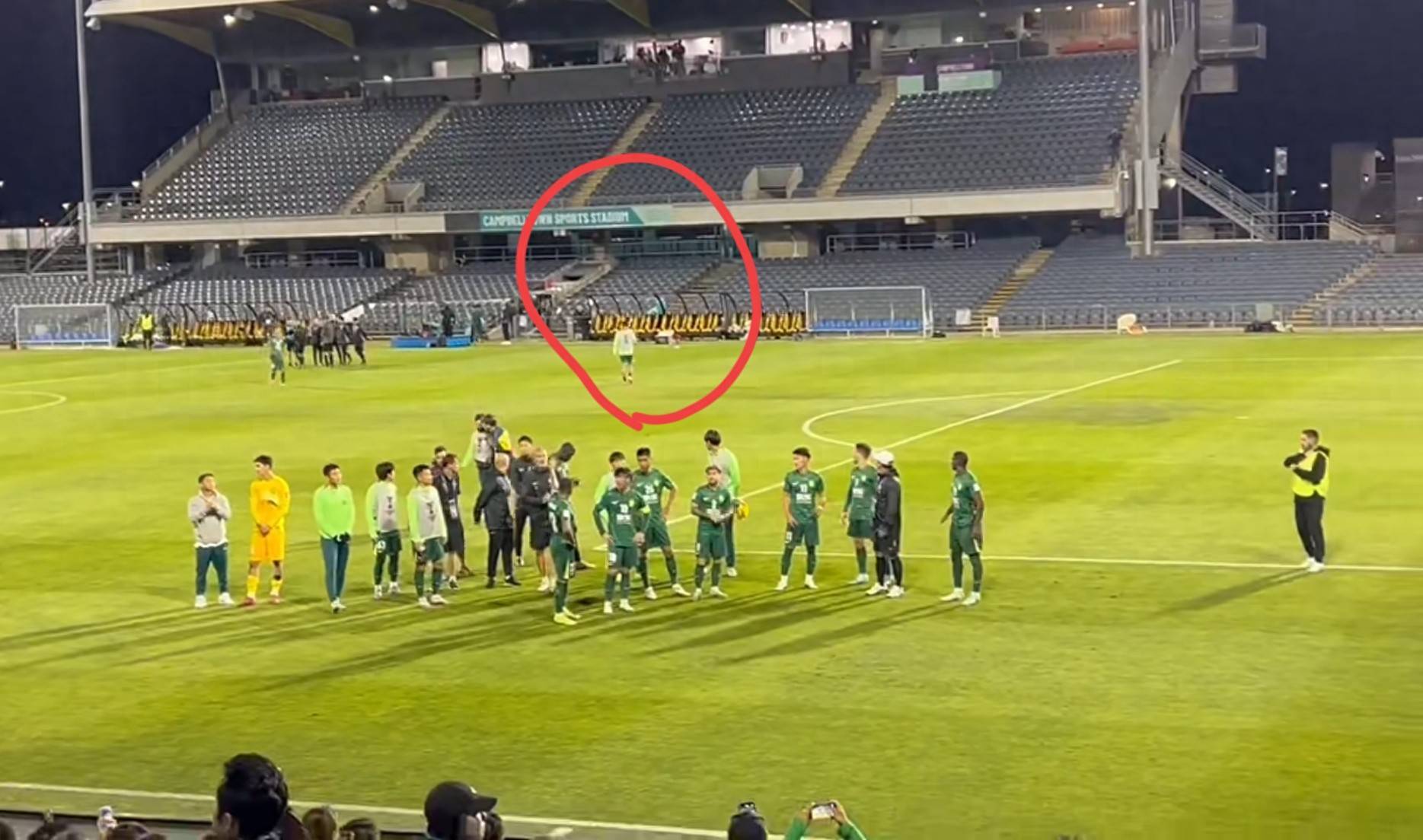 蓉城球迷为国安远征军送美食现场国安球迷超1000人的简单介绍 蓉城球迷为国安远征军送美食现场国安球迷超1000人的简单介绍