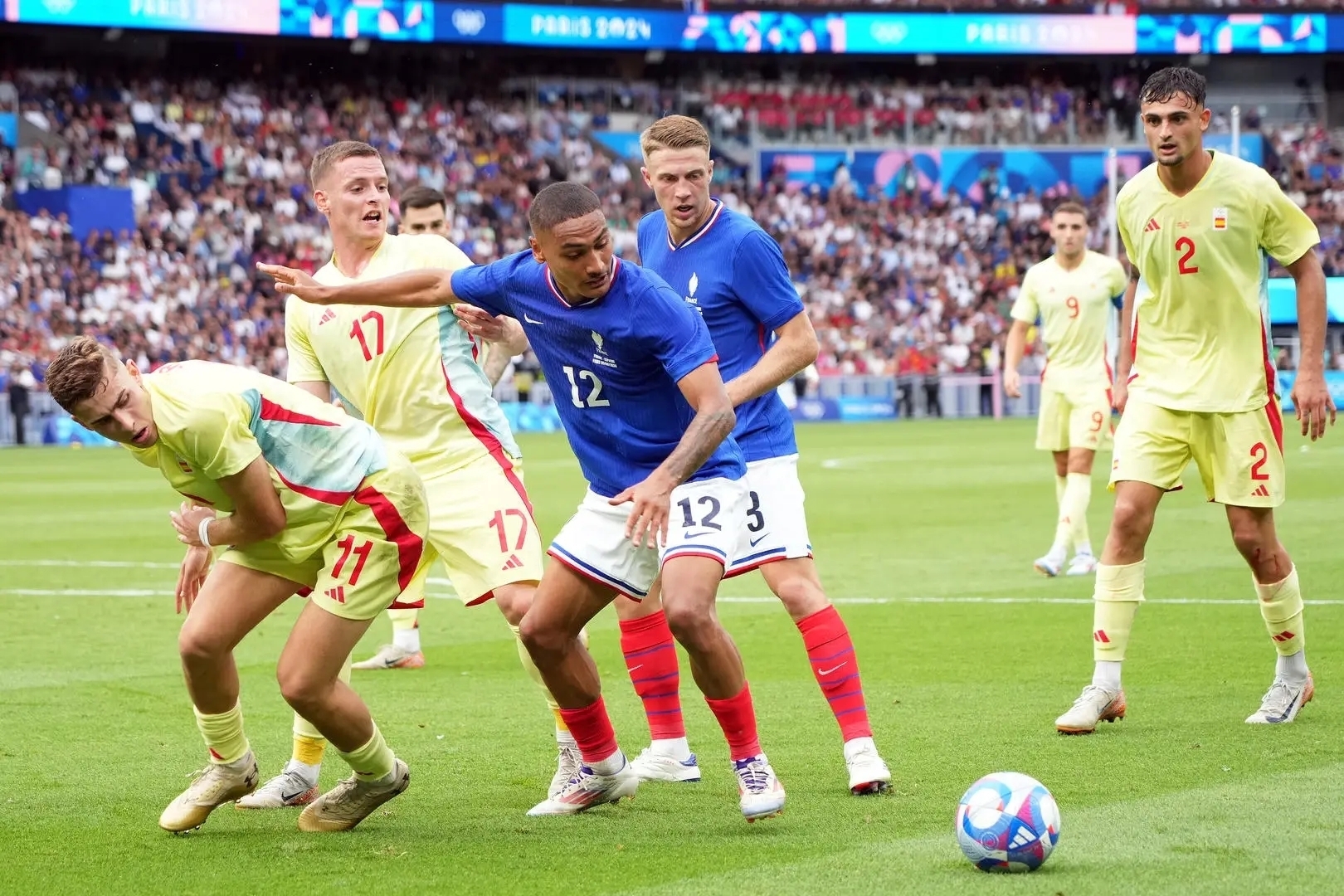 关于阿根廷男足国家队在西班牙训练吸引两万多名观众的信息