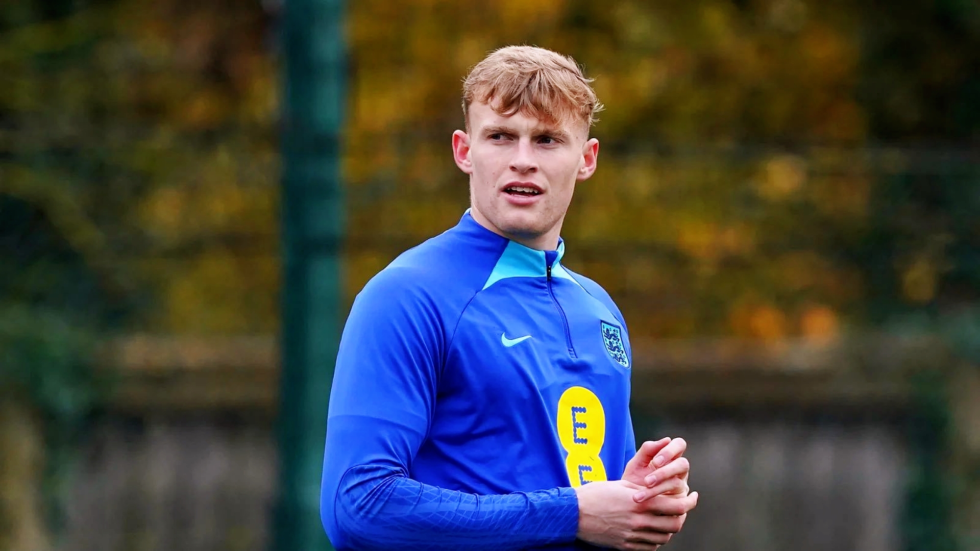 关于埃弗顿与布兰斯韦特续约稳固后防核心力量的信息