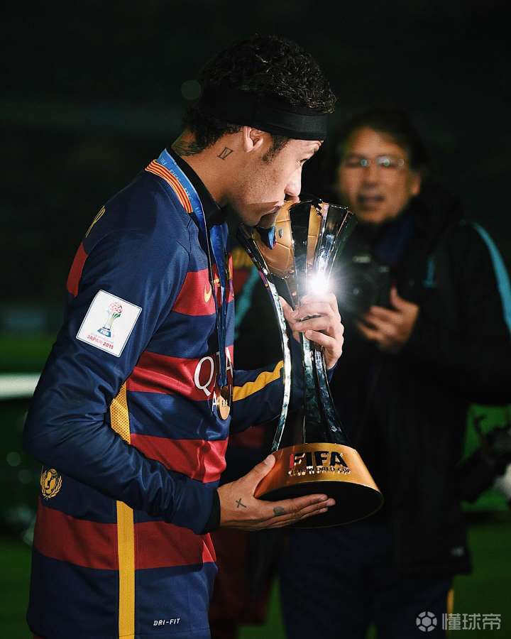 包含内马尔复出献绝杀达成700球里程碑的词条