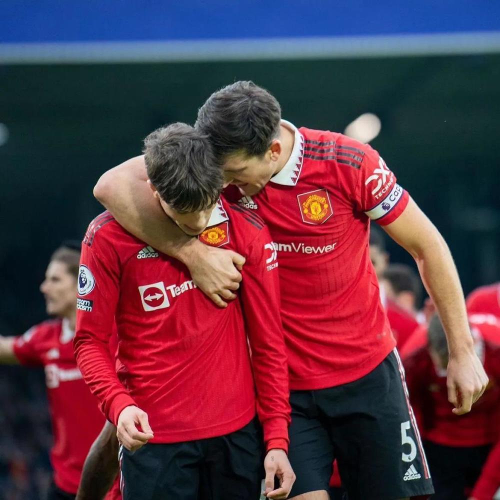 包含勒沃库森与林德洛夫谈判滕哈格盼师徒重聚的词条