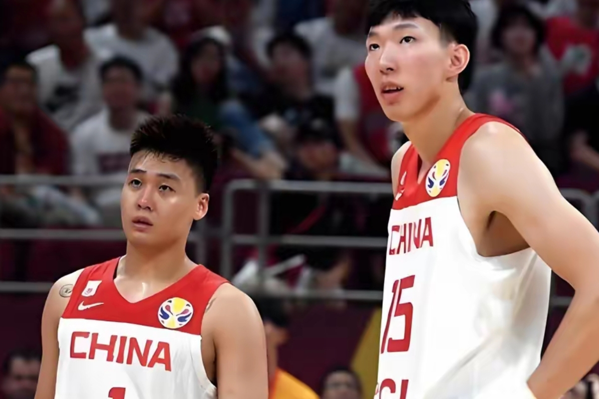 包含中国男篮启程前往西班牙赵睿领衔王浩然离队的词条