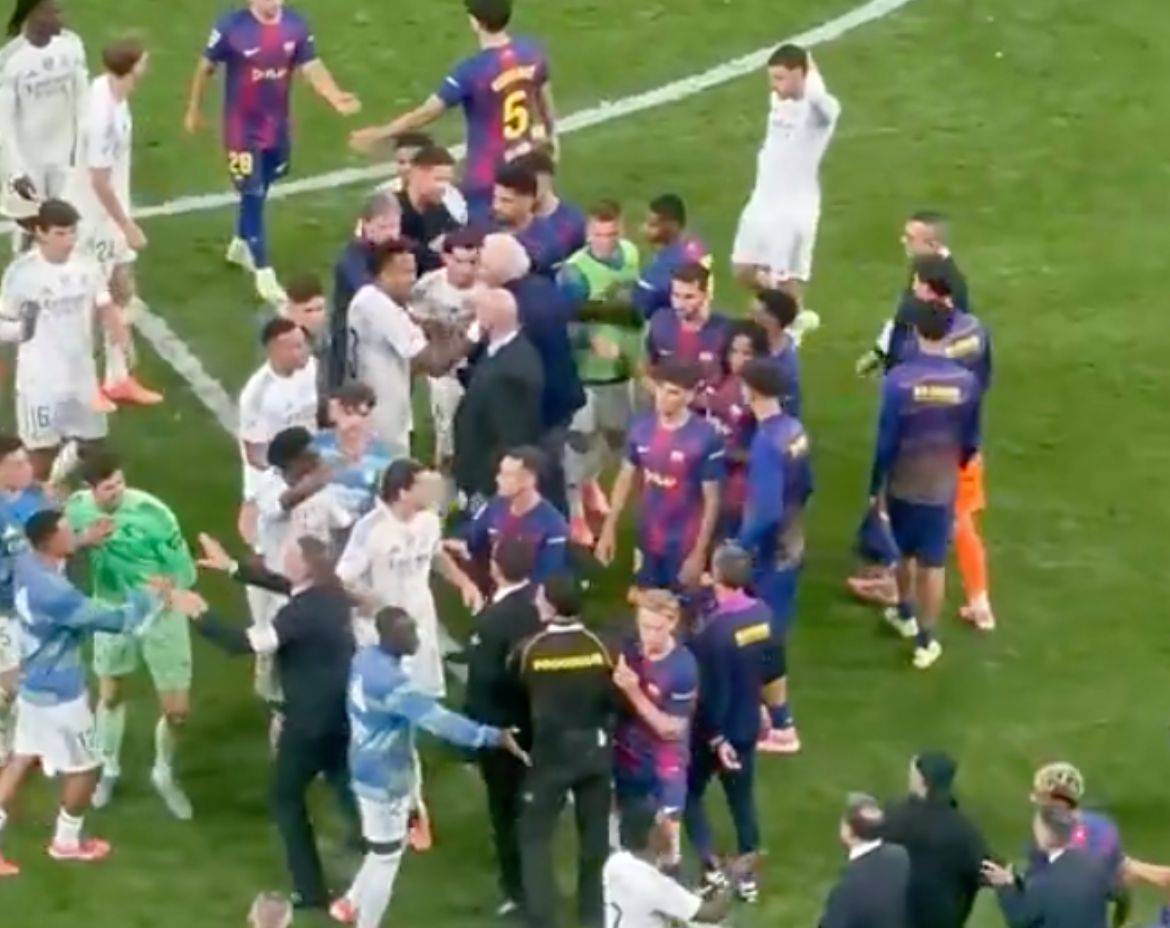 包含西班牙国家德比赛后爆发冲突双方球员互相对峙的词条