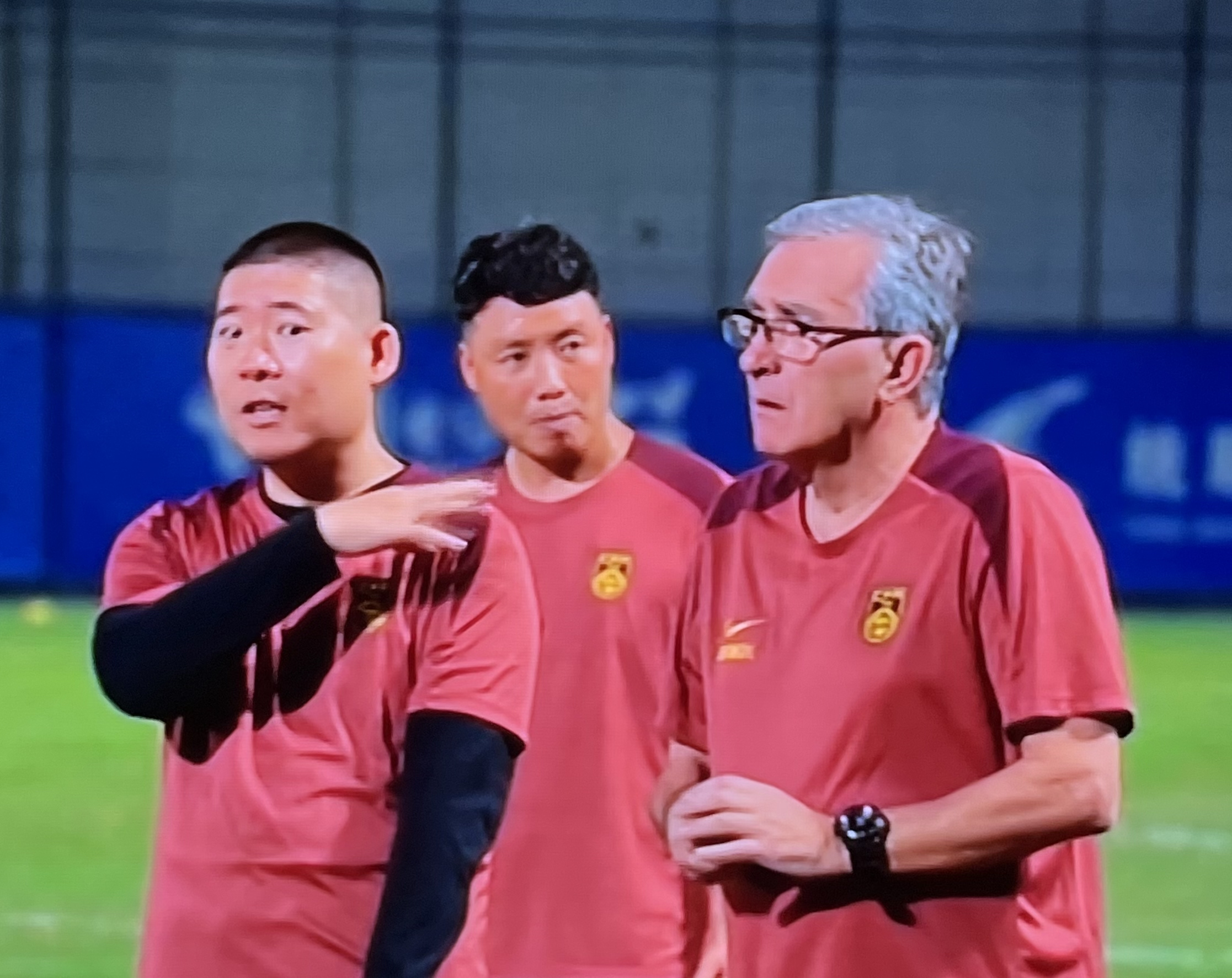 国足选帅风向突变转向本土教练