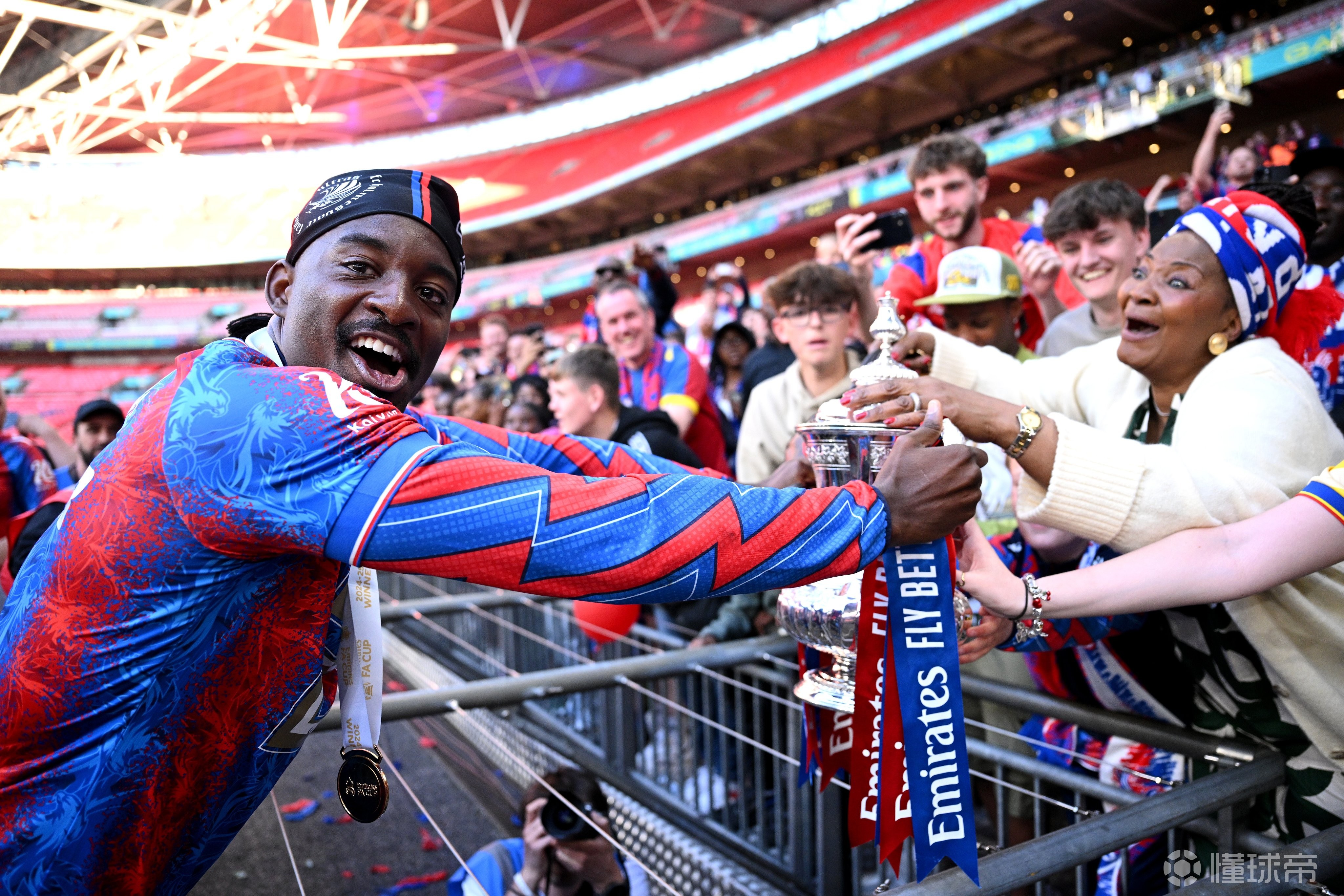 水晶宫不会就埃泽解约金进行商谈球队坚持要求高价的简单介绍