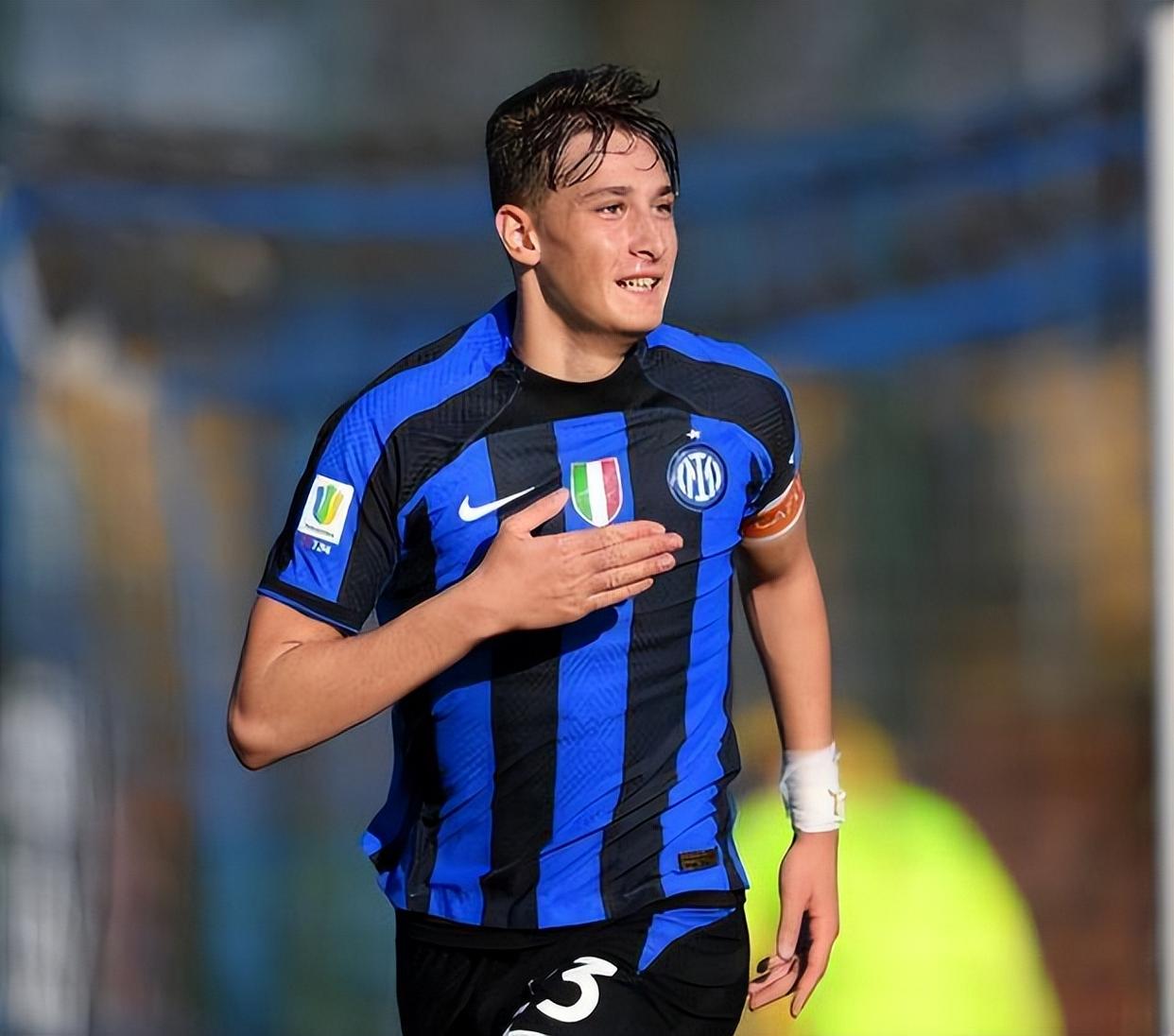 关于米兰加速推进霍伊伦的谈判球员离开曼联的可能性正在增加的信息