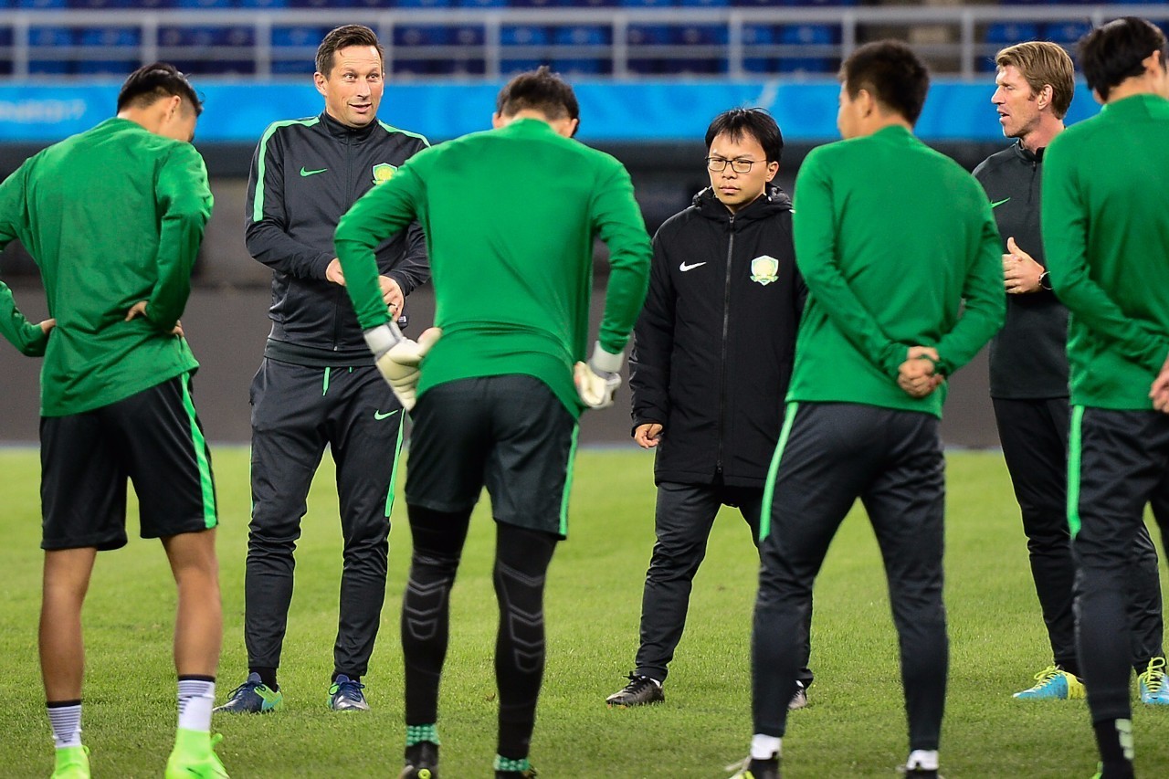 关于张稀哲在国安商店当收银员为顾客结账的信息