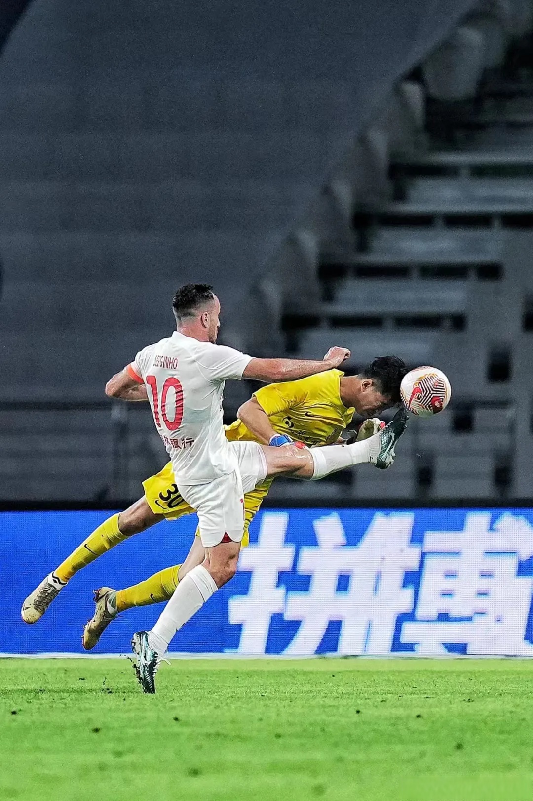 中超上海申花1-2上海海港加布里埃尔破门莱昂纳多建功的简单介绍