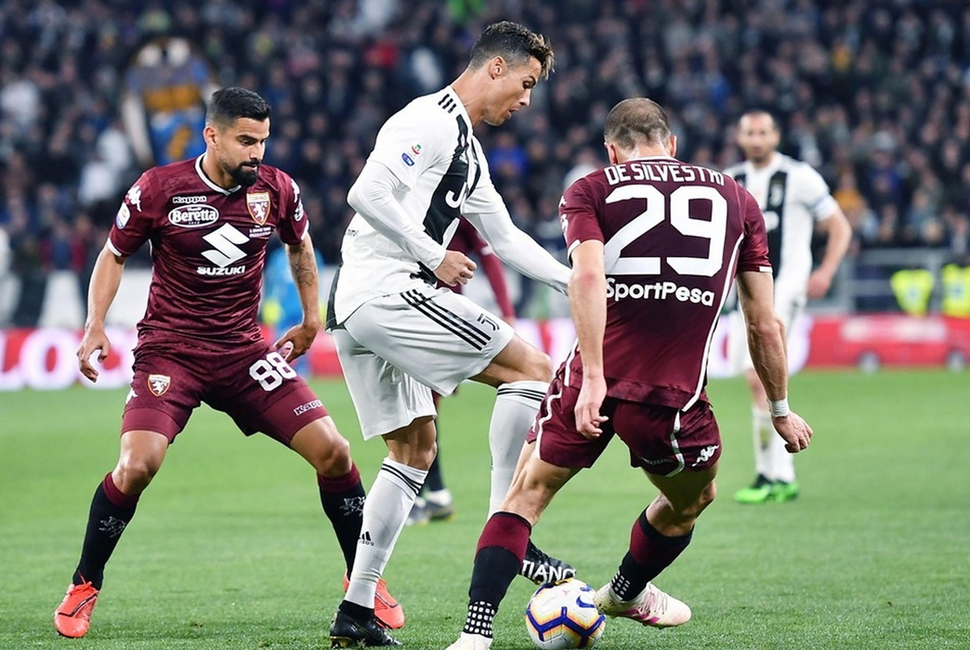 关于尤文0-0都灵无缘意甲3连胜尤文图斯德比战握手言和的信息  第2张